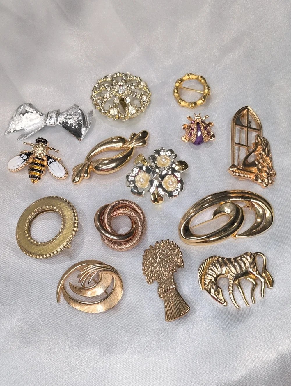 Huge Lot of 14 Vintage & Contemporary Brooches Signed Gerrys Bee Zebra Floral
